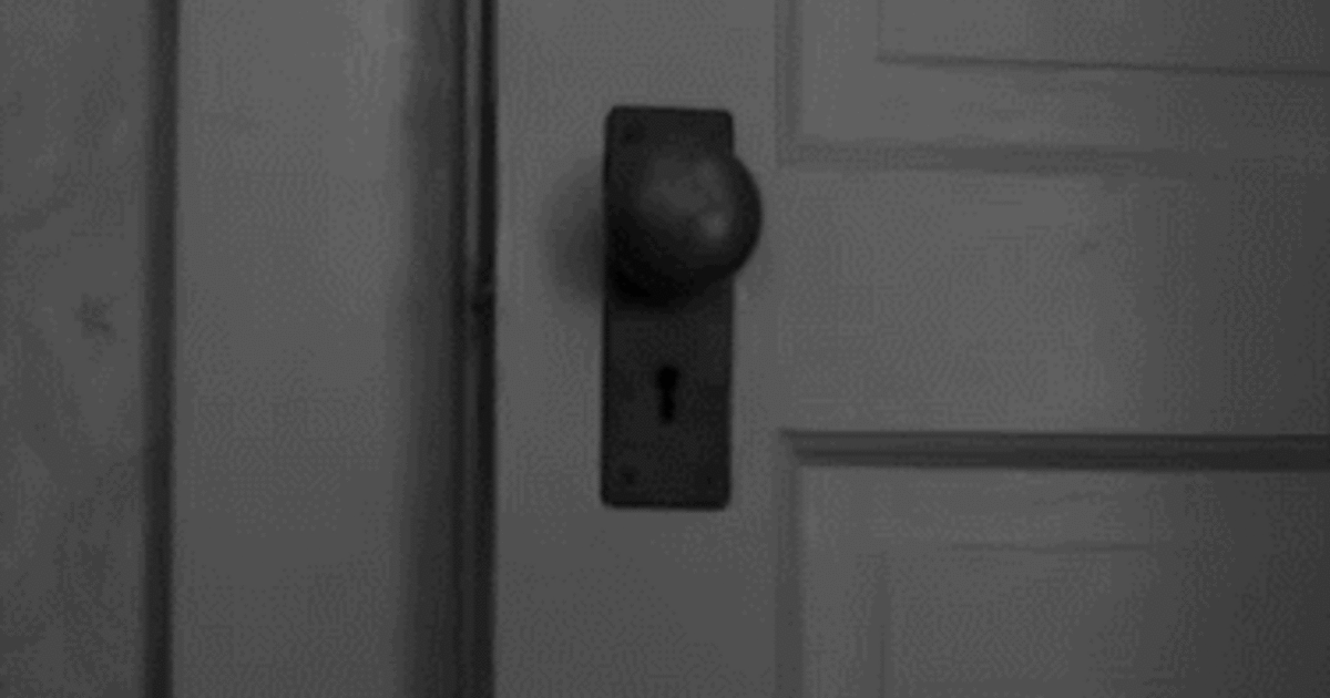 Первым входит в дверь. Открывающаяся дверь gif. Дверь открывается гиф. Двери gif. Двери открытые гиф.